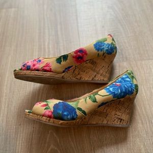 Life Stride flower open toe wedges. Size 8m